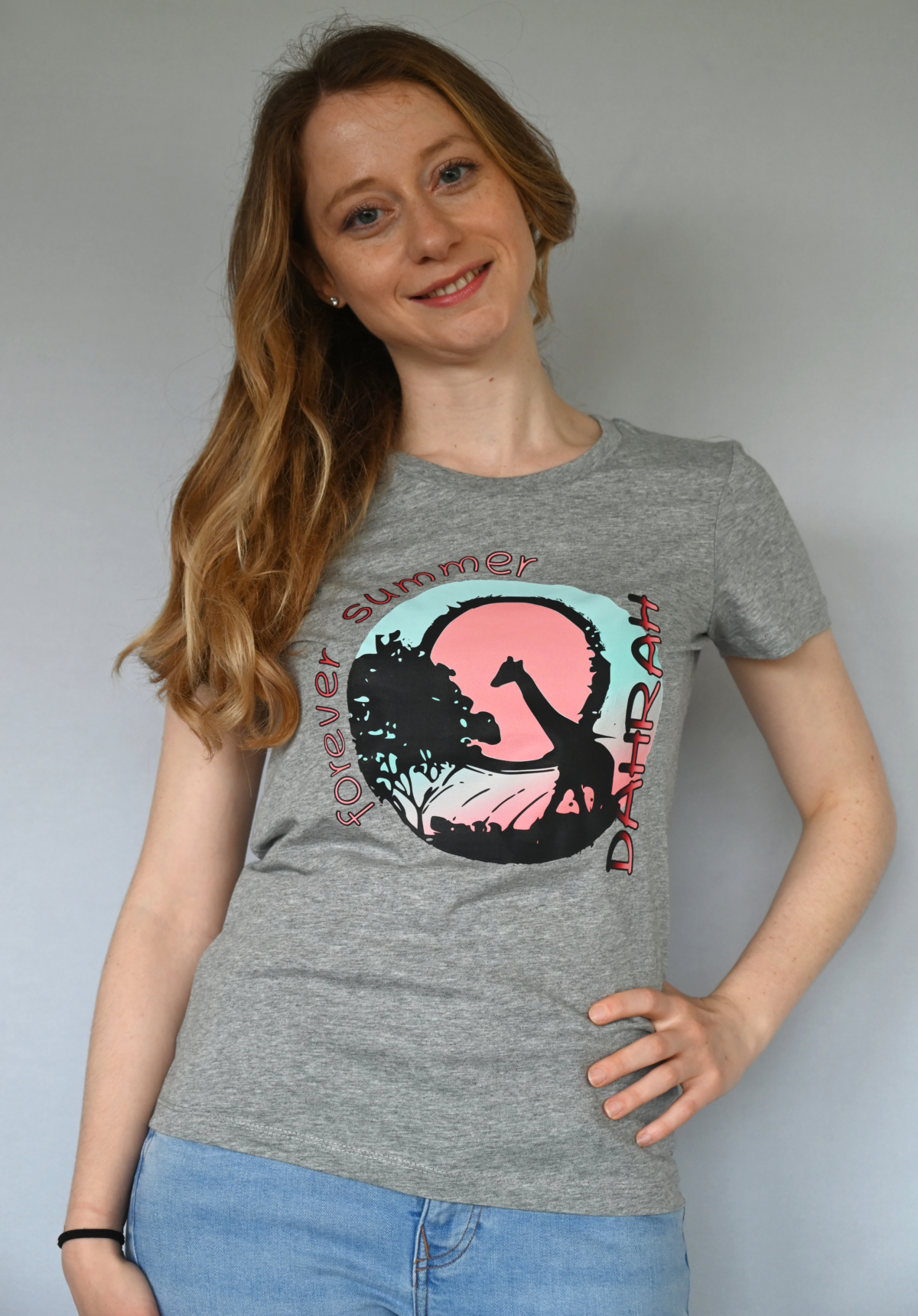 Dahrah Darah LADIES organic cotton T-shirt with print of a giraffe with text "forever summer".