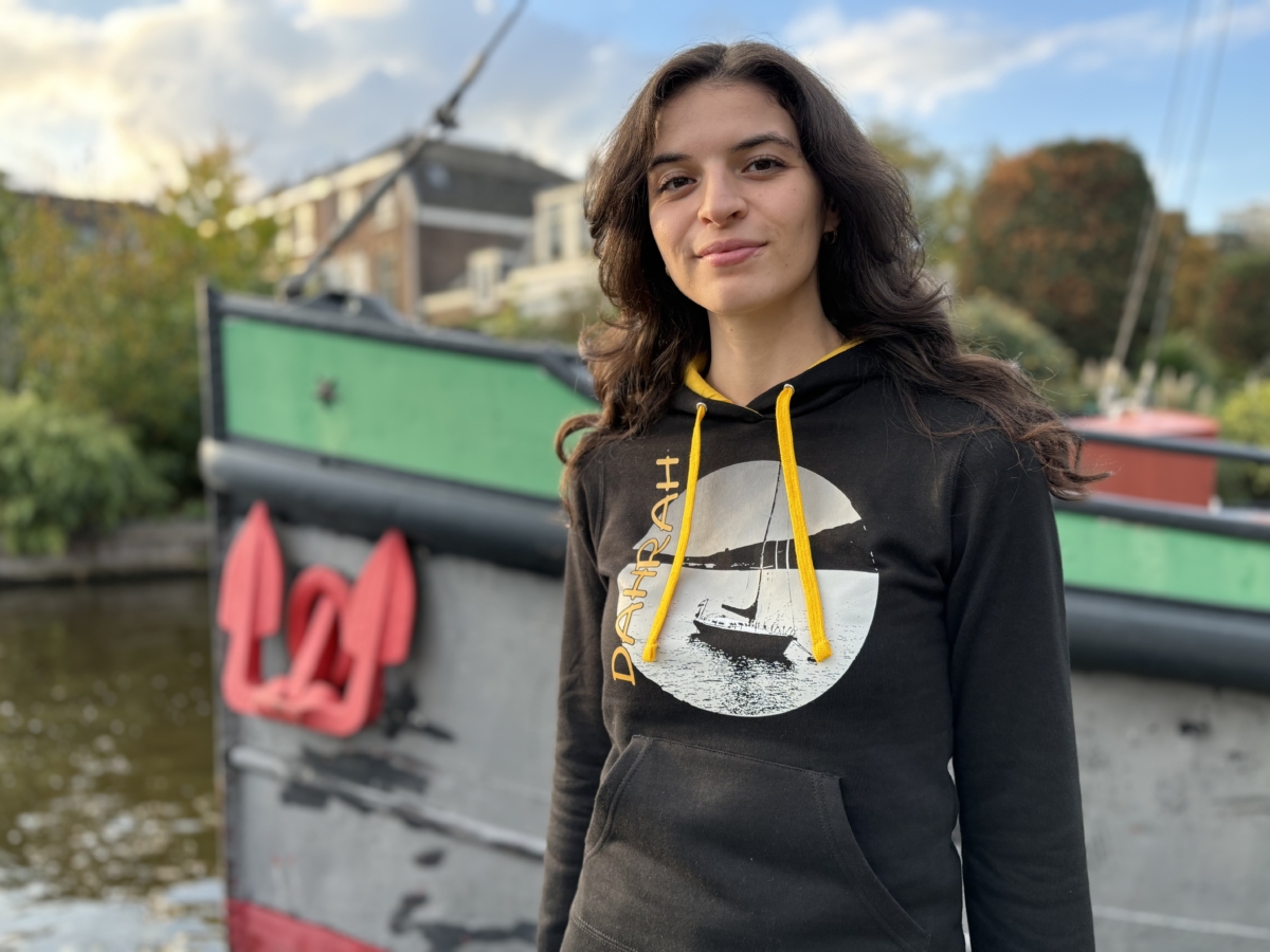 Beautiful organic hoodie with print of a sailboat.